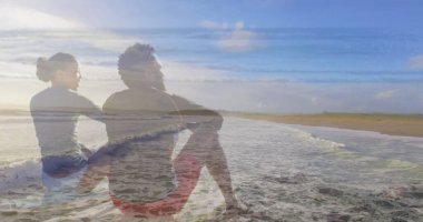 Sahilde oturan mutlu bir Afrikalı Amerikalı çiftin görüntüsü. Tatiller, tatiller, aşk, ilişki ve rahatlama konsepti dijital olarak oluşturulmuş imaj.