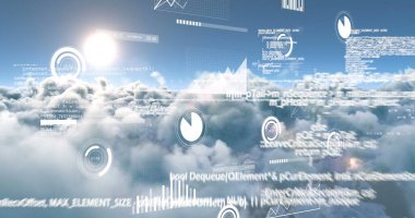 Gece şehir ve gökyüzü üzerindeki bağlantı ağı ve beyaz ışık ile veri işleme görüntüsü. Küresel iş ağı ve bağlantılar konsepti dijital olarak oluşturulmuş görüntü.