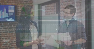 Ofisteki çeşitli iş arkadaşlarının dijital ekran görüntüsü. İş, finans ve ekonomi kavramı dijital olarak oluşturulmuş imaj.