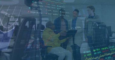 Ofisteki çeşitli iş adamlarının grafikleri. İş, finans ve ekonomi kavramı dijital olarak oluşturulmuş imaj.