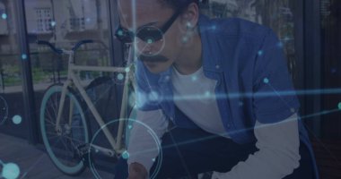 Sokakta akıllı telefon kullanan beyaz bir adam üzerinden bağlantı ağı görüntüsü. Küresel ağ ve iş teknolojisi kavramı