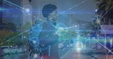 Karşıdan karşıya geçen akıllı telefonlu Afro-Amerikan bir adam üzerinden bağlantı ağı görüntüsü. Küresel ağ ve iş teknolojisi kavramı