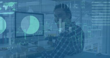 Çeşitli iş adamları üzerinde finansal veri işleme görüntüsü. Küresel iş dünyası dijital arayüz teknolojisi ve dijital olarak oluşturulan ağ konsepti.