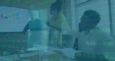 Ofisteki çeşitli iş arkadaşlarıyla ilgili finansal verilerin resmi. İş, finans ve ekonomi kavramı dijital olarak oluşturulmuş imaj.