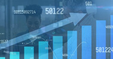 Ofisteki çeşitli iş arkadaşlarıyla ilgili finansal verilerin ve grafiklerin resmi. İş, finans, ekonomi, iletişim ve işbirliği konsepti dijital olarak oluşturulmuş görüntü.