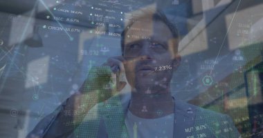 Kafkas iş adamının akıllı telefondan konuştuğu veri işleme görüntüsü. Küresel iş ve dijital arayüz kavramı dijital olarak oluşturulmuş görüntü.