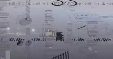 Finansal pasta grafikleri, çizelgeler ve bar grafikleri gece limanında parıldıyor. Yapay zeka, veri görselleştirme, finansal analiz, gece manzarası, sakin su, şehir sahnesi, teknoloji