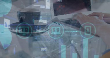 Bilgisayarı kullanarak ellerin üzerinde veri işleme resmi. Küresel iş ve dijital arayüz kavramı dijital olarak oluşturulmuş görüntü.