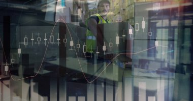 Beyaz erkek depo çalışanının üstündeki grafikler. İş, finans ve dağıtım hizmetleri konsepti dijital olarak oluşturulmuş imaj.