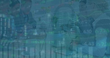 Ofisteki çeşitli iş arkadaşlarıyla ilgili finansal verilerin resmi. İş, finans ve ekonomi kavramı dijital olarak oluşturulmuş imaj.