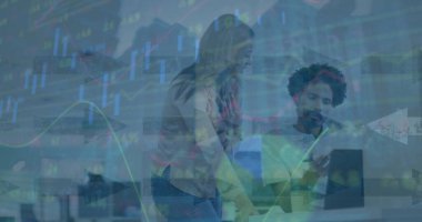 Ofisteki çeşitli iş arkadaşlarıyla ilgili finansal verilerin ve grafiklerin resmi. İş, finans, ekonomi, iletişim ve işbirliği konsepti dijital olarak oluşturulmuş görüntü.