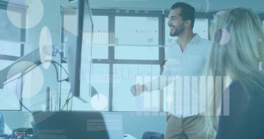 Ofiste yürüyen iş adamlarının finansal veri işleme görüntüsü. Küresel iş dünyası dijital arayüz teknolojisi ve dijital olarak oluşturulan ağ konsepti.