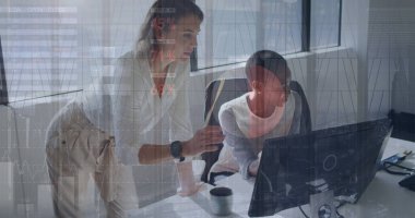 İstatistiksel veri işleme görüntüsü. Ofiste tartışan iki farklı bayan meslektaşın üzerinde. İş verileri ve analitik teknoloji kavramı