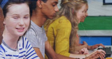 Dünya çapında bilgisayar kullanan çok ırklı öğrencilerin görüntüsü ve grafikleri. Dijital bileşik, çoklu pozlama, küreselleşme, eğitim, veri, çocukluk, e-öğrenme, teknoloji.