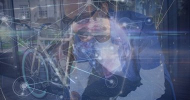 VR kulaklık takan bir kadının iletişim ağı görüntüsü. Küresel bağlantılar teknoloji veri işleme ve dijital arayüz konsepti dijital olarak oluşturulmuş resim.