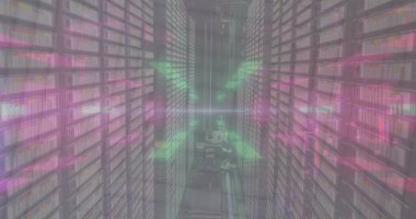 Bilgisayar sunucu odasına karşı kusursuz desenli neon ışıklı bir tünel görüntüsü. Küresel ağ ve iş veri depolama teknolojisi kavramı