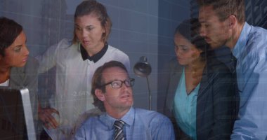 Çeşitli iş adamları üzerinde istatistik ve finansal veri işleme görüntüsü. Küresel iş, finans, hesaplama, dijital arayüz ve veri işleme kavramı dijital olarak oluşturuldu.