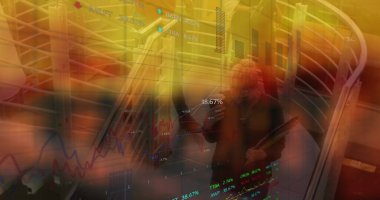 Ofisteki çeşitli iş adamlarının veri işleme görüntüsü. Küresel iş, teknoloji ve dijital arayüz kavramı dijital olarak oluşturulmuş görüntü.