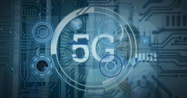 Bilgisayar sunucu odasındaki beyaz erkek mühendis üzerinde 5G yazılı mesaj pankartı ve yuvarlak tarayıcılar. Küresel ağ ve iş veri depolama teknolojisi kavramı