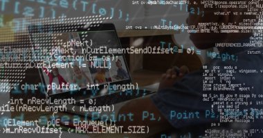 Ev ofisinde dizüstü bilgisayarlı, kulaklık takan bir adama rehber kodlama seansı öğretiyorum. uzaktan eğitim, dijital öğrenme, ev çalışma alanı, çevrimiçi iletişim, teknoloji