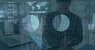 Kafkas işadamının veri işleme görüntüsü. Küresel iş ve dijital arayüz kavramı dijital olarak oluşturulmuş görüntü.