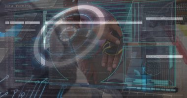 Dijital ekranda veri işleme görüntüsü ve eldiven takan sağlıklı bir kadının elleri. Ağ, veri işleme, dijital ekran ve iletişim konsepti dijital olarak oluşturuldu.