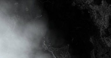 Gece gökyüzünde gri bulutlar ve beyaz şimşeklerin görüntüsü. Doğa, güç, enerji ve değişim, soyut arkaplan kavramı dijital olarak oluşturulmuş görüntü.