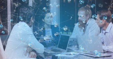 Bağlantılı noktalar, bitcoin ve dolar işaretleri iş kadınının projeyi ekibe açıklaması üzerine. Dijital bileşik, çoklu pozlama, küresel ağ, yatırım, finans, iş dünyası, tartışma.