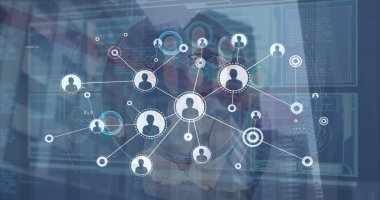 Bağlantılar görüntüsü, dijital ekranda veri işleme ve dokunmatik ekran kullanan adamın eli. Ağ, veri işleme, dijital ekran ve iletişim konsepti dijital olarak oluşturuldu.