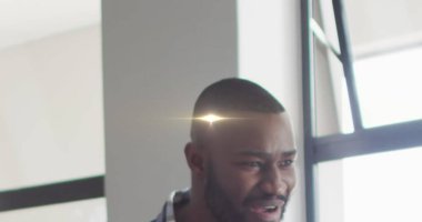 Afrika kökenli Amerikalı erkek öğretmenin ışık izlerinin görüntüsü. Küresel eğitim ve öğrenme kavramı dijital olarak oluşturulmuş görüntü.