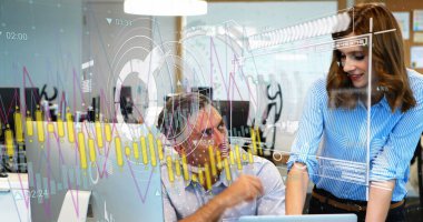 Ofisteki çeşitli iş adamları üzerinde istatistik ve finansal veri işleme görüntüsü. Küresel iş, veri işleme ve dijital arayüz kavramı dijital olarak oluşturulmuş görüntü.