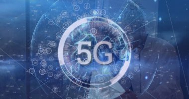 Çeşitli iş adamlarından oluşan bir ağ ve 5G metin görüntüsü. Küresel bağlantılar, veri işleme ve dijital arayüz konsepti dijital olarak oluşturulmuş resim.