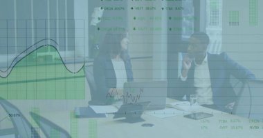 Mali grafiklerin ve çeşitli iş adamları hakkındaki verilerin resmi. İş, finans ve ekonomi kavramı dijital olarak oluşturulmuş imaj.