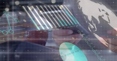 Akıllı telefon kullanan beyaz adamın istatistik ve mali veri işleme görüntüsü. Küresel iş, bağlantılar, ağlar ve veri işleme kavramı dijital olarak oluşturulmuş görüntü.