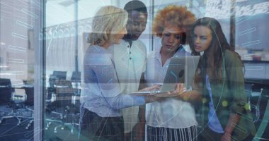 Çeşitli iş adamlarının konuştuğu veri işleme görüntüsü. Küresel iş ve dijital arayüz kavramı dijital olarak oluşturulmuş görüntü.