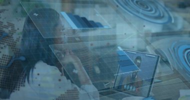 İş kadınının iş arkadaşından dizüstü bilgisayarla resim alma görüntüsü. Küresel iş ve dijital arayüz kavramı dijital olarak oluşturulmuş görüntü.