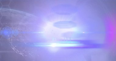 Asyalı bir kadına karşı dünyanın her yerinde pembe ışık lekesi. Küresel ağ ve iş teknolojisi kavramı