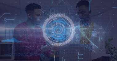 Modern ofiste bilgisayar etrafında holografik veri görselleştirmesi ile işbirliği yapan profesyoneller. Yenilik, dijital, takım çalışması, fütürist, teknoloji, analitik, şirket