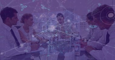 Programlama kodunun görüntüsü. Toplantıda iş arkadaşlarına bağıran kızgın adamın üzerindeki noktaları birleştiriyor. Dijital bileşik, çoklu pozlama, iletişim, hayal kırıklığı, iş ve teknoloji,