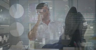 Ofisteki iş adamının mali veri işleme görüntüsü. küresel bağlantılar teknoloji ve dijital arayüz konsepti dijital olarak oluşturulmuş görüntü.