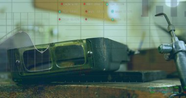 Fabrikadaki kaynak gözlüklerinin üzerindeki istatistik ve veri işleme görüntüleri. Sanayi, geliştirme ve veri işleme kavramı dijital olarak oluşturulmuş görüntü.