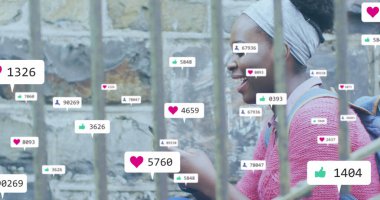 Akıllı telefon kullanan Afro-Amerikan kadınlarının üzerinde numaralar olan sosyal medya simgeleri. Sosyal medya ve dijital arayüz konsepti dijital olarak oluşturuldu.