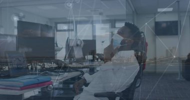 Yüz maskesi takmış Afro-Amerikan bir adamla bağlantılı bir görüntü. İş, bağlantılar ve ekonomi konsepti dijital olarak oluşturulmuş imaj.