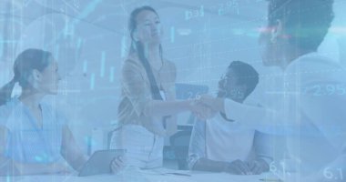 Ofisteki çeşitli iş arkadaşlarıyla ilgili finansal verilerin ve grafiklerin resmi. İş, finans, ekonomi, iletişim ve işbirliği konsepti dijital olarak oluşturulmuş görüntü.