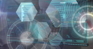 Dijital ekranda veri işleme görüntüsü ve eldiven takan kadının eli. Ağ, veri işleme, dijital ekran ve iletişim konsepti dijital olarak oluşturuldu.