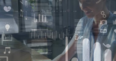 Laptop kullanan beyaz bir kadının veri işleme görüntüsü. Küresel iş ve dijital arayüz kavramı dijital olarak oluşturulmuş görüntü.