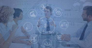Kafkasyalı iş arkadaşlarının toplantı odasında tartıştıkları bilgi arayüzü görüntüsü. Dijital bileşik, çoklu pozlama, takım çalışması, iş, iletişim ve teknoloji kavramı.