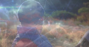 Tablet kullanan beyaz adamın üzerindeki bulutlarla bağlantı ve gökyüzü görüntüsü. Küresel teknoloji, bağlantılar ve dijital arayüz konsepti dijital olarak oluşturuldu.