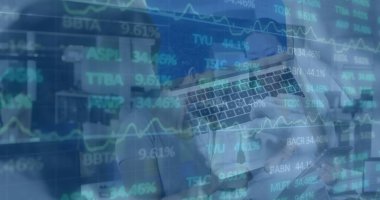 İki yönetici bluz ve blazer ceket giyip dizüstü bilgisayar ve akıllı telefon kullanarak hisse senedi çizelgelerini inceliyor. Şirket, finans, teknoloji, takım çalışması, modern, üretkenlik, başarı