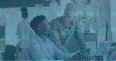 Ofisteki çeşitli erkek iş arkadaşlarının mali grafikleri ve verileri. İş, finans, ekonomi, veri işleme ve teknoloji konsepti dijital olarak oluşturulmuş görüntü.